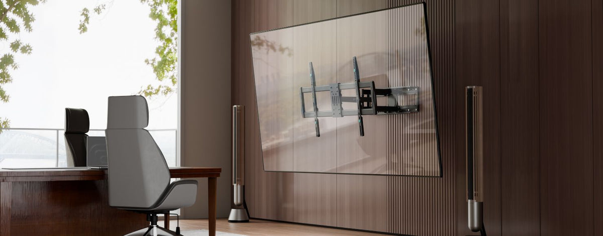 Un televisor instalado en un soporte de pared articulado se utiliza para mostrar contenidos en un aula universitaria.